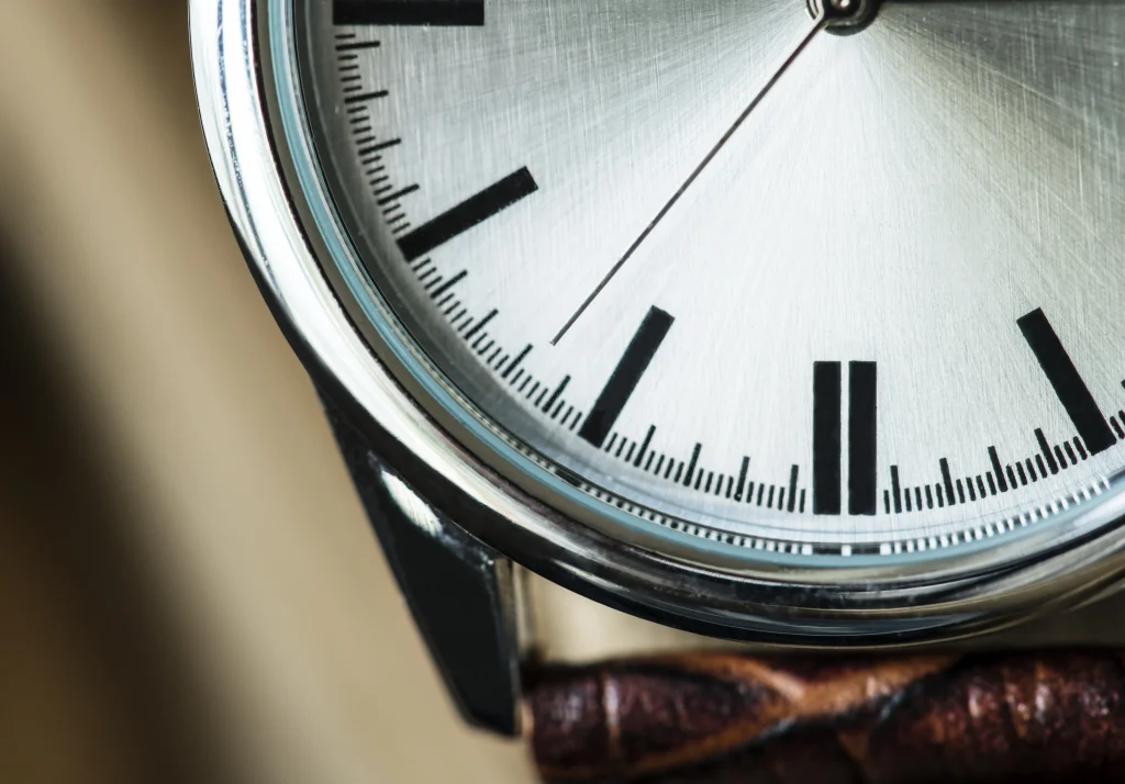 close up of the classic wrist watch with leather band Michael Kennedy همه چیز درباره ساعتهای کلاسیک همه چیز درباره تاریخچه ساعتهای کلاسیک