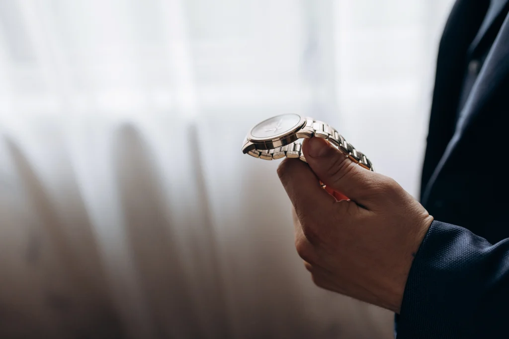 seller holds gold watch michealkenedy پشت پرده فروش ساعت های مچی پشت پرده فروش ساعت های مچی